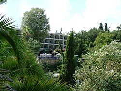 Dassia auf Korfu - hintere Ansicht des Hotel Daphnila Bay